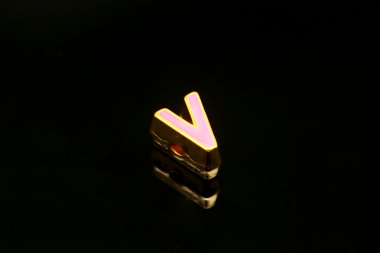 EM002-금도금 핑크 에나멜 알파벳 V (1개)